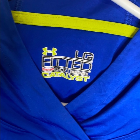 Women’s Large under armor performance hooded top - Picture 3 of 6